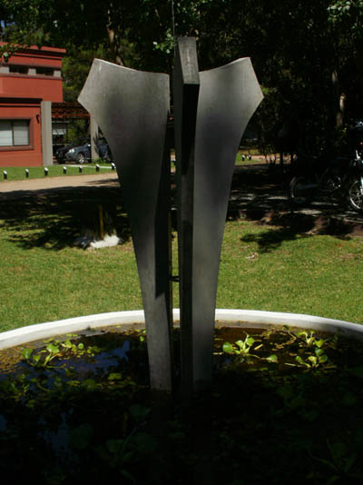 escultura de hormigon y acero inoxidable